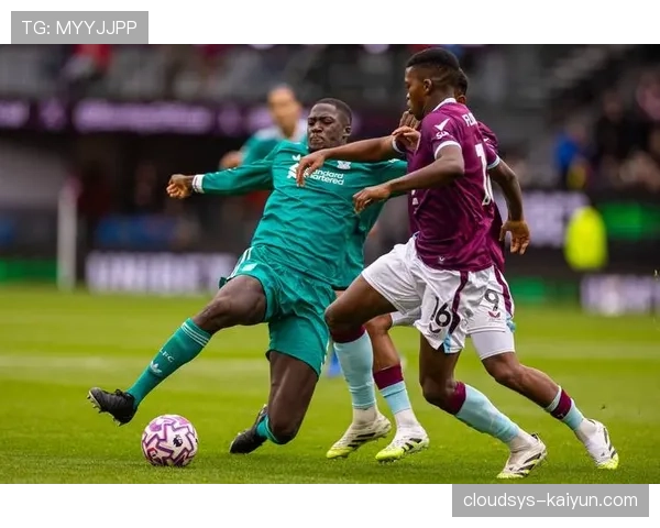 战术演进:三中卫体系在欧冠的复兴,是为更好地控制转换节奏?