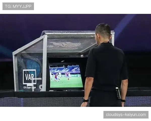 VAR介入判罚点球再次引发争议,裁判尺度问题被热议